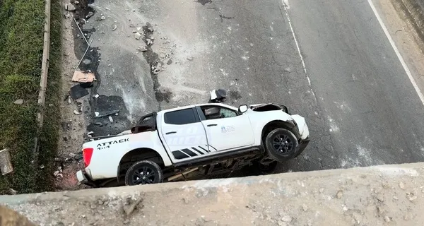 GRAVE: caminhonete do Tribunal de Justiça da Bahia cai do viaduto de Valéria e interdita BR-324