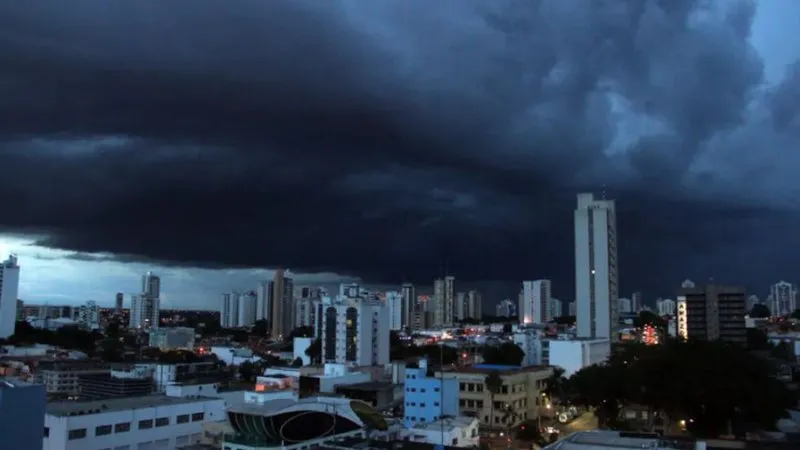 Duzentos municípios têm alerta laranja para tempestade de chuvas; saiba mais