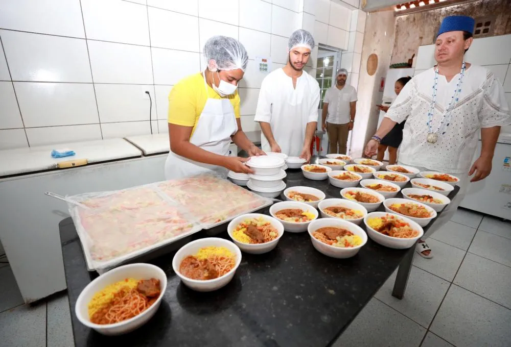 Comida no Prato: Terreiro de Lembá distribui refeições para comunidade de Camaçari