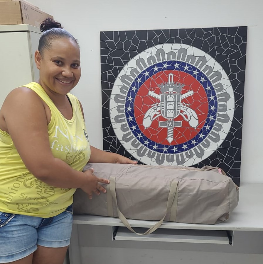 BCS de Fazenda Coutos arrecada e entrega enxoval a mãe desempregada 