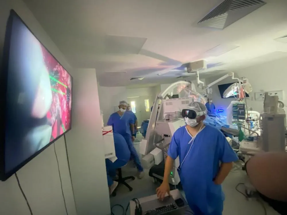 Médicos do Hospital Clériston Andrade usando oculos da realidade virtual / 