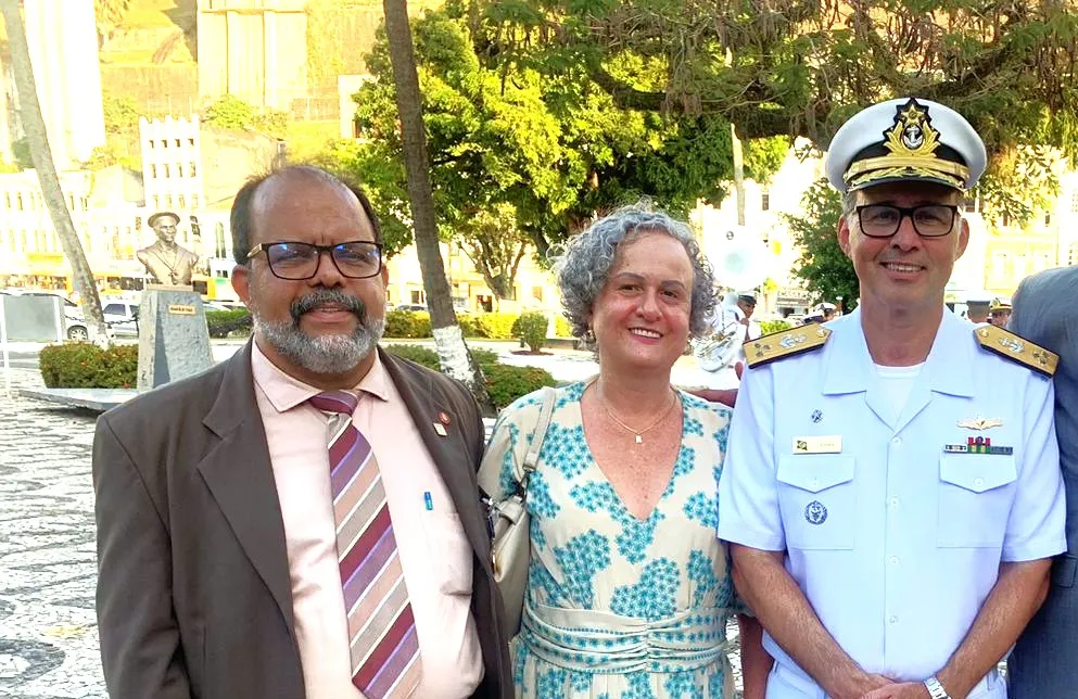 Foto: Taurino e Soraya Araújo com o Almirante Antonio Carlos Cambra, durante a cerimônia de condecoração