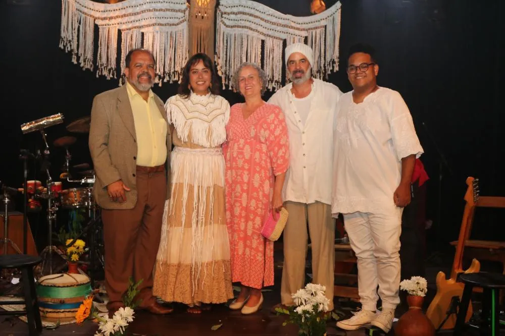 Na foto: Taurino Araújo, Naiara Negreiros, Soraya Araújo, Marcos Musk e Denner Souza. Tambores vibrantes no SESI do Rio Vermelho