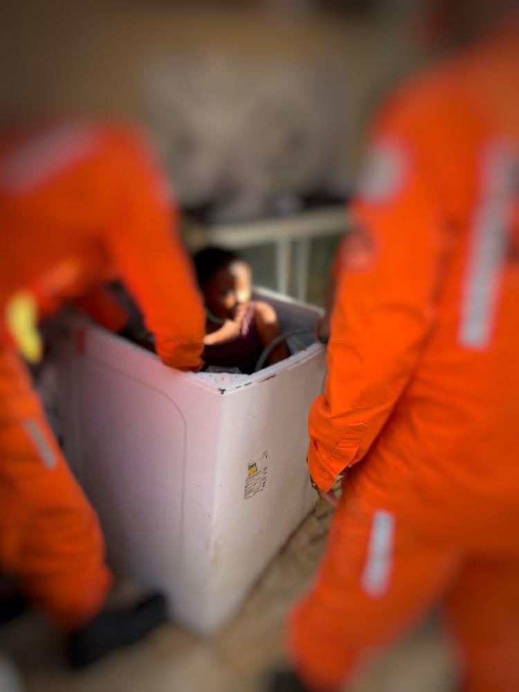 Criança que ficou presa em máquina de lavar é retirada pelos bombeiros na Região Metropolitana de Salvador