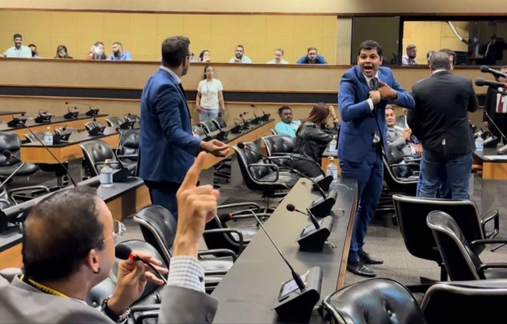 Diego Castro e Hilton Coelho voltam a protagonizar embate na ALBA; bolsonarista aponta 'hipocrisia' em discurso do psolista sobre Marielle