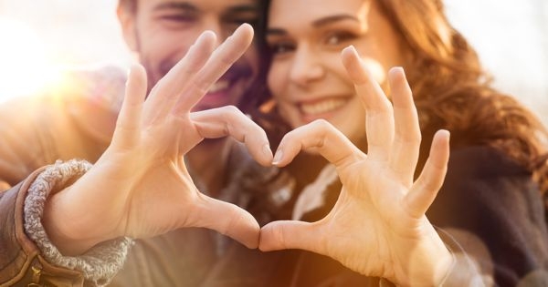 Casais mais felizes não expõem a vida na internet, diz estudo