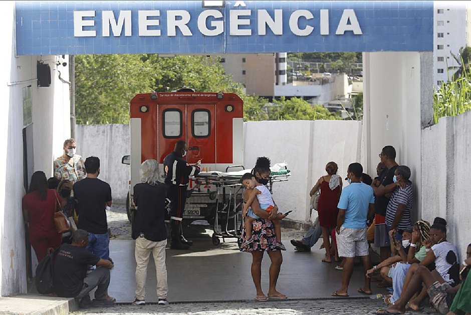 Aumento de casos de síndromes gripais esvazia escolas; postos de saúde estão cheios