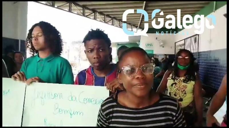 SALVADOR está com a saúde abandaonada! Familires de Jovem protestam na frente da UPA de Periperi.